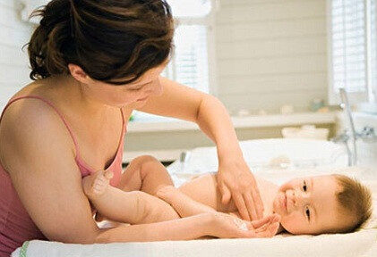 Cách xoa bóp cho bé đúng tư thế và an toàn