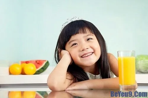 Những lưu ý cần tránh khi cho trẻ uống nước hoa quả