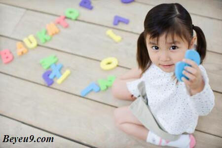 Trẻ học đánh vần vui vẻ với đồ chơi giáo dục