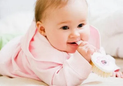 Triệu chứng khi bé mọc răng và cách chăm sóc